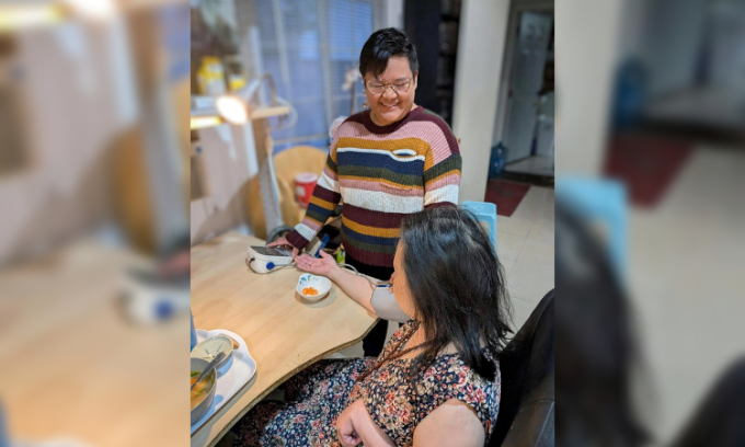 Thuy Vu giúp mẹ đo huyết áp tại nhà riêng ở Santa Ana, Quận Cam, bang California. Ảnh: USC