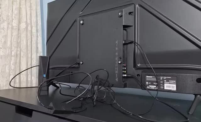 Những thứ không nên cắm vào cổng USB trên Smart TV 1 Những thứ không nên cắm vào cổng USB trên Smart TV - Ảnh 1.