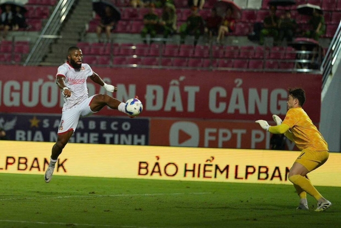 Thủ môn Đặng Văn Lâm (phải) thi đấu trong trận Ninh Bình hòa Hải Phòng 2-2 ở vòng 5 V-League 2025-2026, trên sân Lạch Tray, Hải Phòng ngày 28/9/2025. Ảnh: Hải Phòng FC