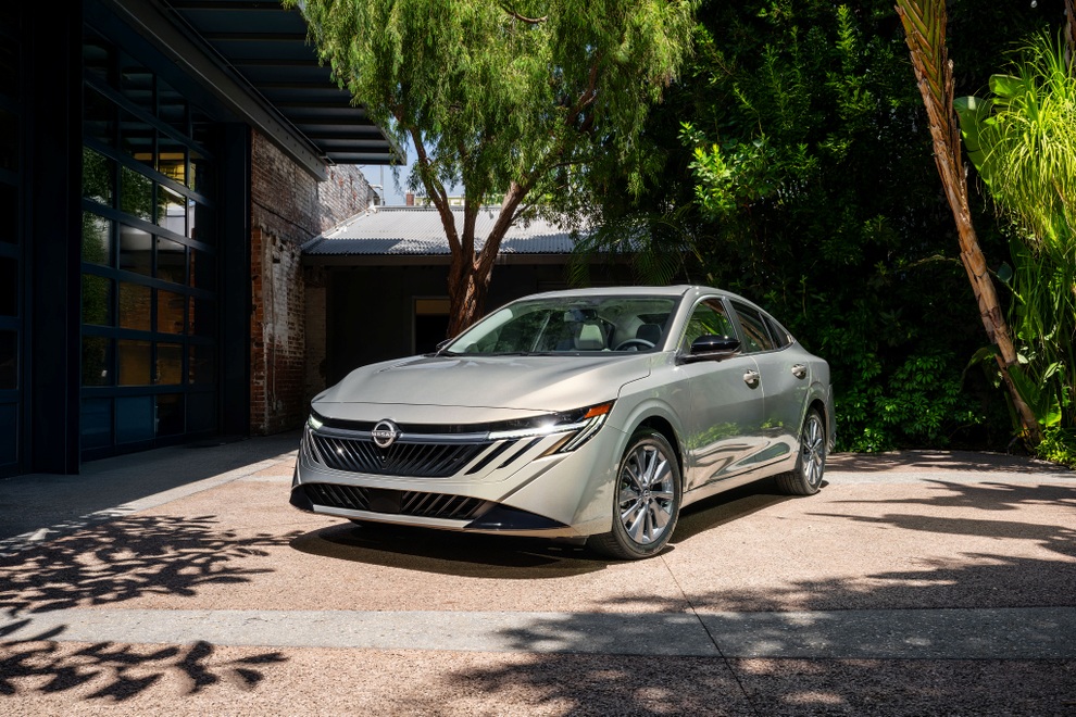 Nissan quyết “vượt khó”, nâng cấp mẫu sedan bán chạy đối đầu Corolla, Civic - 1