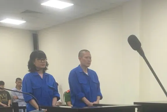 Các bị cáo tại phiên tòa. Ảnh: Hoàng Huy cặp đôi lừa tiền tỉ.jpg