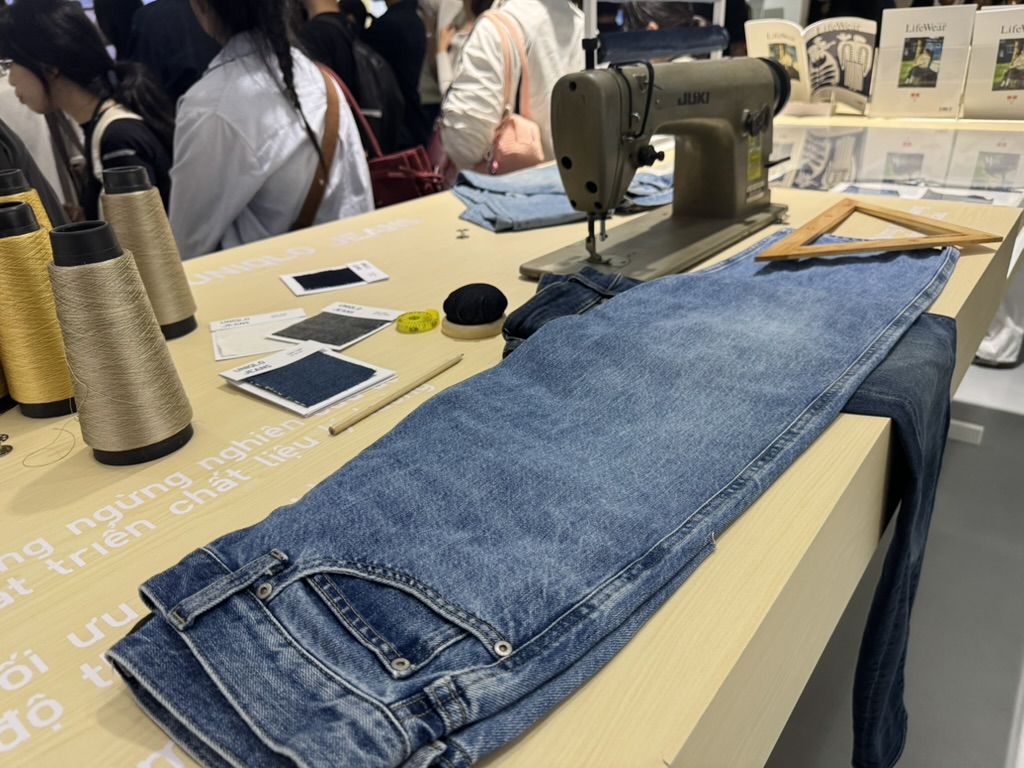 Nỗ lực cải tiến quần jeans thành sản phẩm thân thiện môi trường- Ảnh 1. Nỗ lực cải tiến quần jeans thành sản phẩm thân thiện môi trường- Ảnh 1.