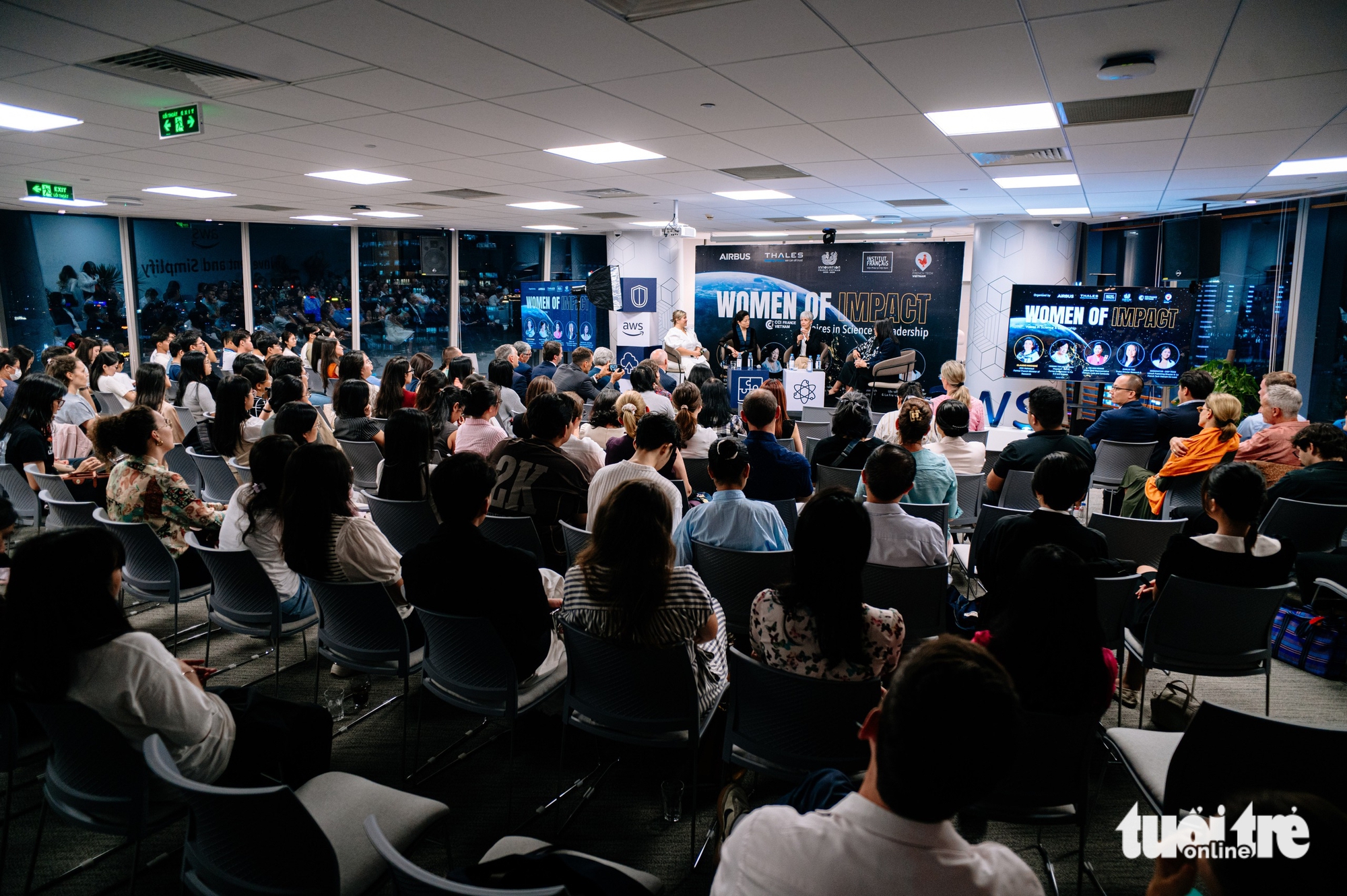 Nữ phi hành gia Pháp đến phường Sài Gòn nói về ‘duyên dáng của phụ nữ’ - Ảnh 1.