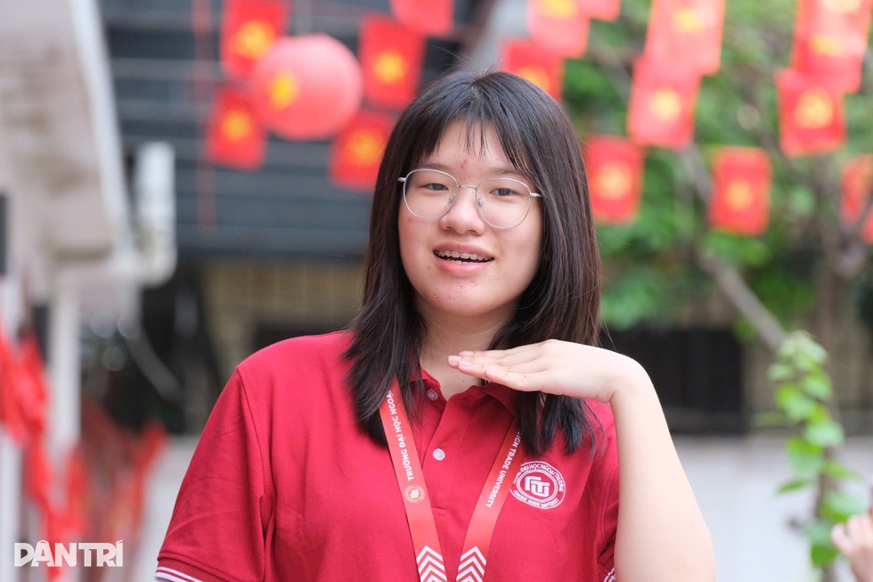 Nữ sinh nhút nhát đạt điểm SAT top 1% toàn cầu, thủ khoa “kép” - 1