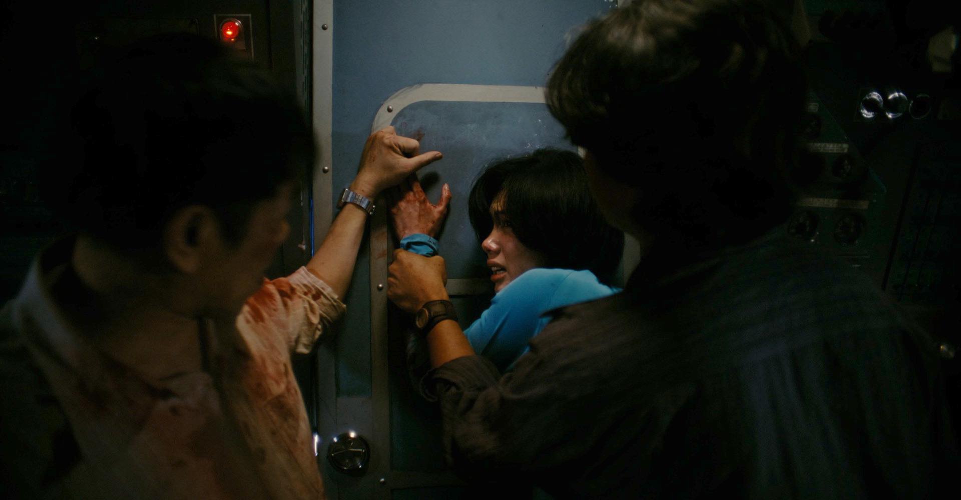 Nữ tiếp viên hàng không tóc ngắn trong Tử chiến trên không: Dáng đẹp, mặt cực xinh nhưng thứ lấn át tất cả là diễn xuất “nổi da gà”- Ảnh 1.