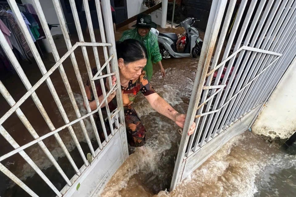 Nước từ đường tràn ào ào vào nhà, dân đục tường giải nguy - 1