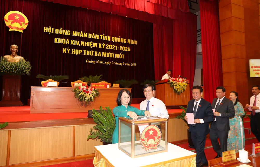 Các đại biểu tiến hành bỏ phiếu bầu Chủ tịch UBND tỉnh đối với ông Bùi Văn Khắng, Phó Bí thư Tỉnh ủy Quảng Ninh. Ảnh: QMG ong-bui-van-khang-duoc-bau-giu-chuc-vu-chu-tich-ubnd-tinh-quang-ninh-3.jpg