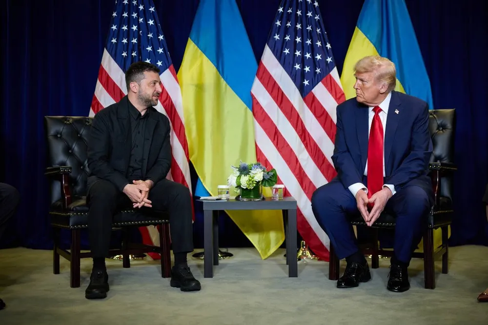 Tổng thống Mỹ Donald Trump (phải) hội đàm cùng người đồng cấp Ukraine - ông Volodymyr Zelensky bên lề kỳ họp Đại hội đồng Liên Hợp Quốc ngày 23-9. Ảnh: VĂN PHÒNG TỔNG THỐNG UKRAINE xung đột Ukraine
