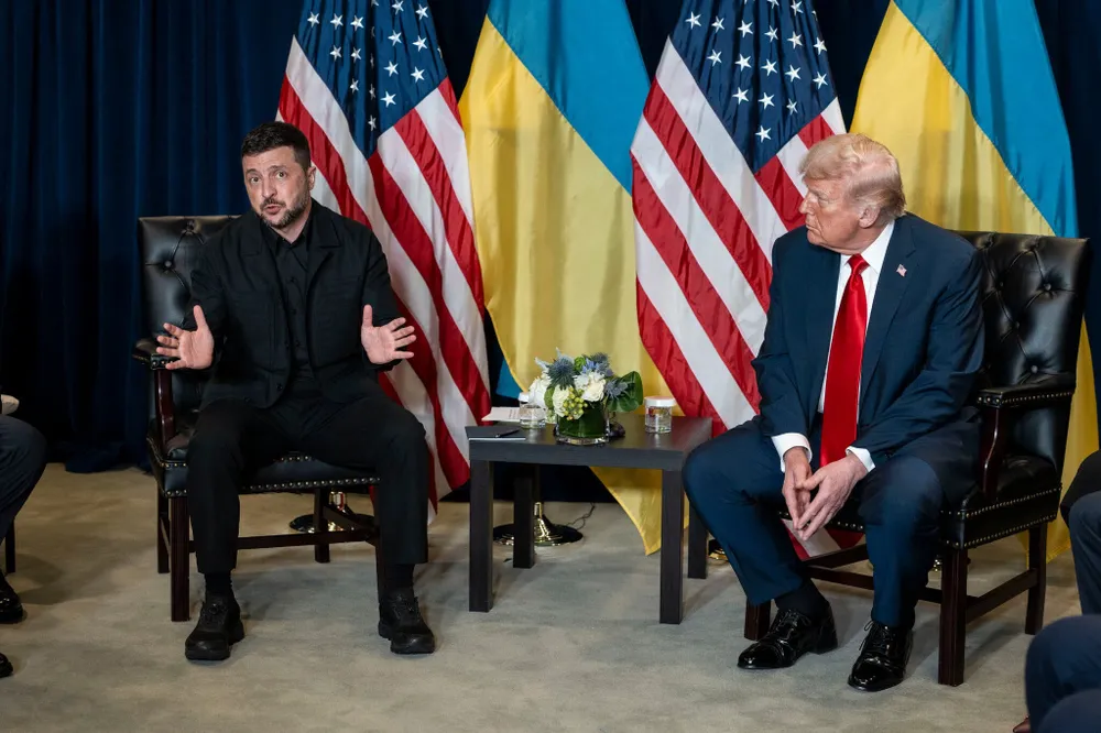 Tổng thống Ukraine Volodymyr Zelensky (trái) và Tổng thống Mỹ Donald Trump gặp nhau bên lề Đại hội đồng Liên Hợp Quốc ngày 23-9. Ảnh: Doug Mills/THE NEW YORK TIMES Ông Trump thay đổi lập trường về xung đột Nga-Ukraine: Tín hiệu đáng mừng cho Kiev?