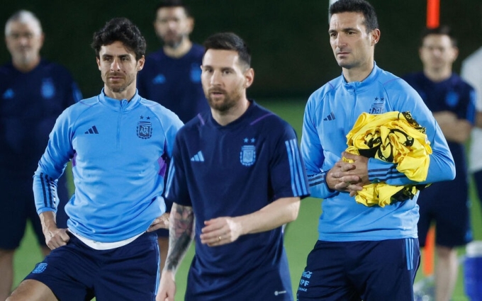 Aimar (trái) đứng cạnh Messi và HLV trưởng Lionel Scaloni trong một buổi tập của tuyển Argentina tại World Cup 2022. Ảnh: Icon Sport