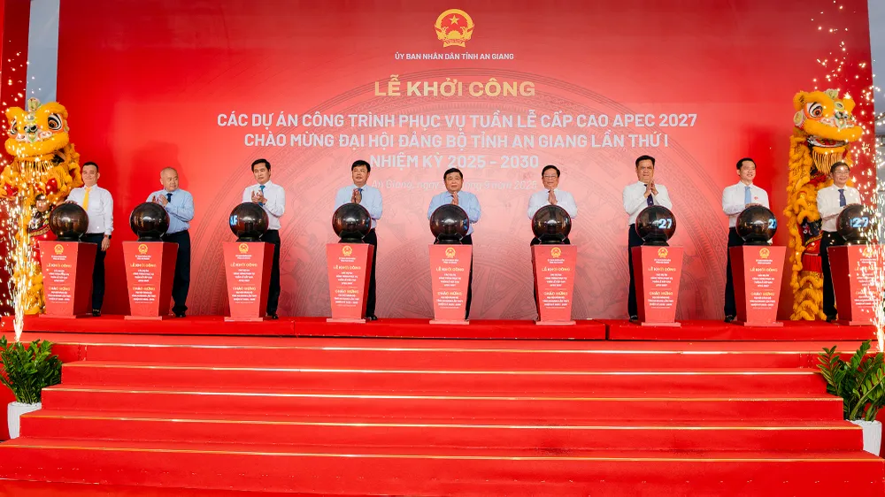 Các đại biểu thực hiện nghi thức khởi công các dự án, công trình phục vụ Tuần lễ Cấp cao APEC 2027, chào mừng Đại hội Đảng bộ tỉnh lần thứ I, nhiệm kỳ 2025-2030. Ảnh: ANH TRINH khởi công các dự án ở đặc khu Phú Quốc, tỉnh An Giang