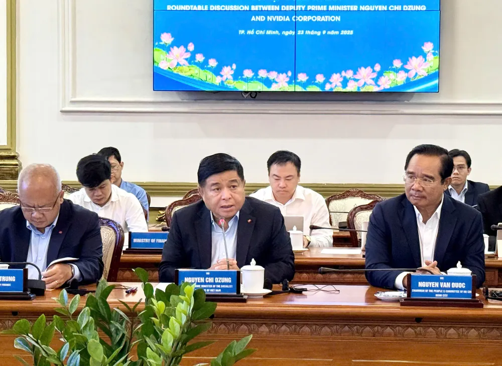 Phó Thủ tướng Nguyễn Chí Dũng đề nghị Tập đoàn NVIDIA tiếp tục đồng hành, hỗ trợ Việt Nam về phát triển nền tảng AI, đào tạo nhân lực công nghệ. Ảnh: VGP/Thu Sa phó thủ tướng