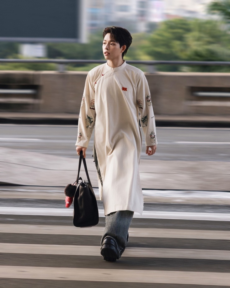 Sau chiến thắng Intervision 2025 tại Nga, Đức Phúc lên đường về Việt Nam hôm nay. Sang nước bạn thi đấu từ ngày 10/9 đến nay, anh ưu tiên diện áo dài khi ra sân bay, lên sân khấu. Ca sĩ cho biết muốn giới thiệu Việt Nam với bạn bè quốc tế thông qua âm nhạc lẫn thời trang.