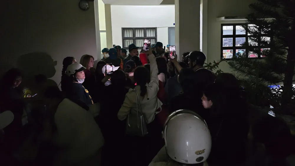 Phụ huynh đến Trường Tiểu học Trưng Vương yêu cầu đối chất vụ “thực phẩm kém chất lượng”. Ảnh: PN truong-tieu-hoc-trung-vuong-77.jpg