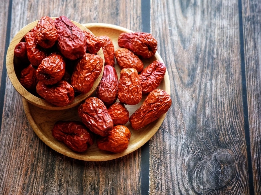 Táo đỏ giàu vitamin C và chất chống oxy hóa, giúp kích thích collagen, giữ da căng mịn và tươi sáng.