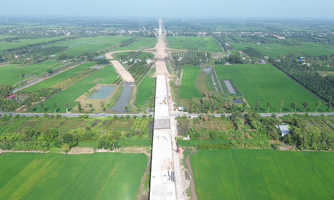 Thi công cao tốc Châu Đốc - Cần Thơ - Sóc Trăng đoạn qua TP Cần Thơ. Ảnh: An Bình