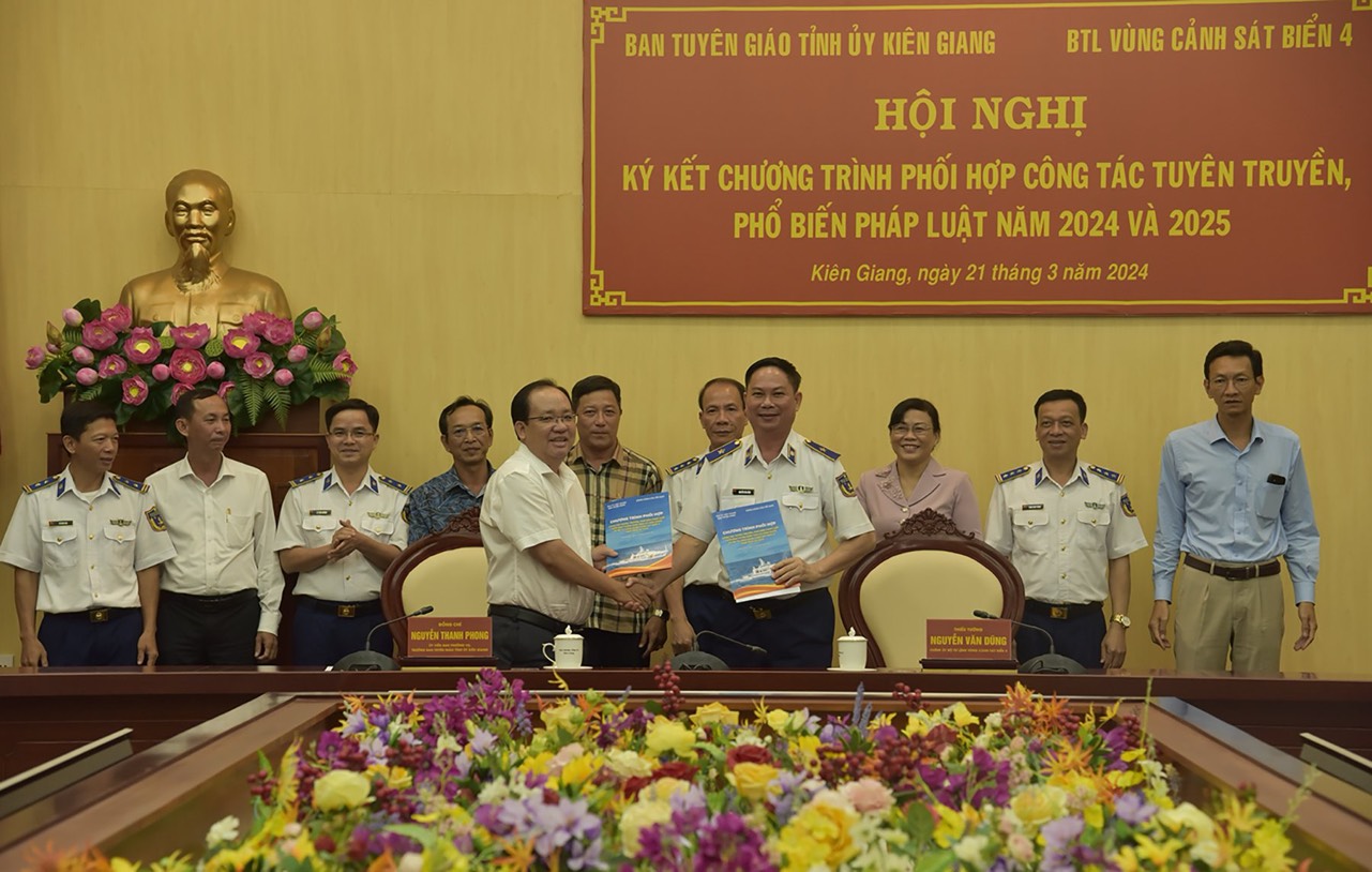Phương thức tuyên truyền mới của Bộ Tư lệnh Vùng Cảnh sát biển 4- Ảnh 1. Phương thức tuyên truyền mới của Bộ Tư lệnh Vùng Cảnh sát biển 4- Ảnh 1.