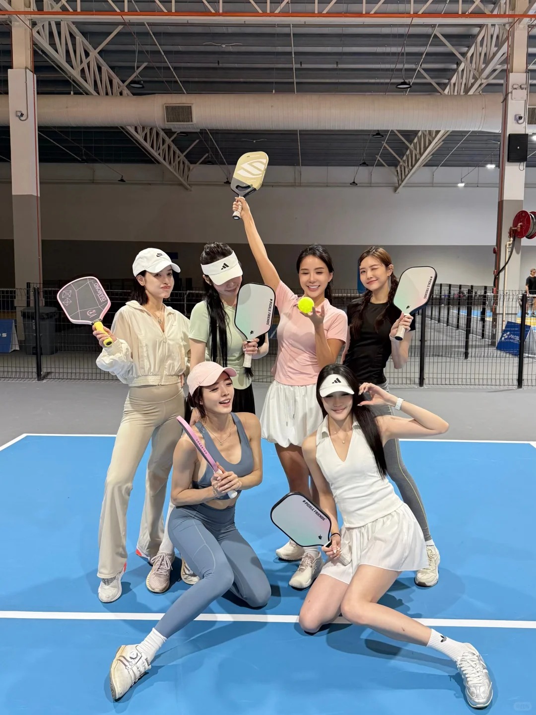 Pickleball girl mặc gì cho chuẩn? Một bên mê váy ngắn mát mẻ, một bên trung thành đồ dài tay - Ảnh 1.