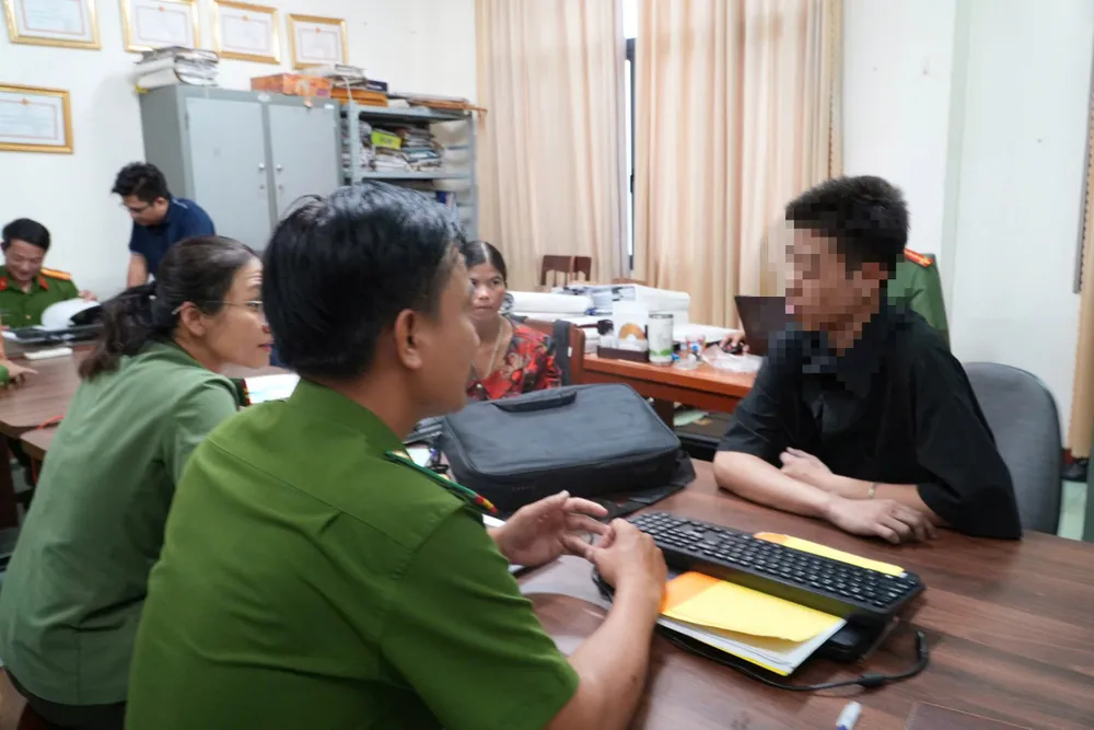 Công an tỉnh Quảng Ngãi làm việc các nạn nhân xuất cảnh trái phép ra nước ngoài bán thận và tham gia lừa đảo trực tuyến bị trục xuất khỏi Campuchia. Giấc mộng bán thận đổi tiền tỉ, cái bẫy lừa bán người sang Campuchia