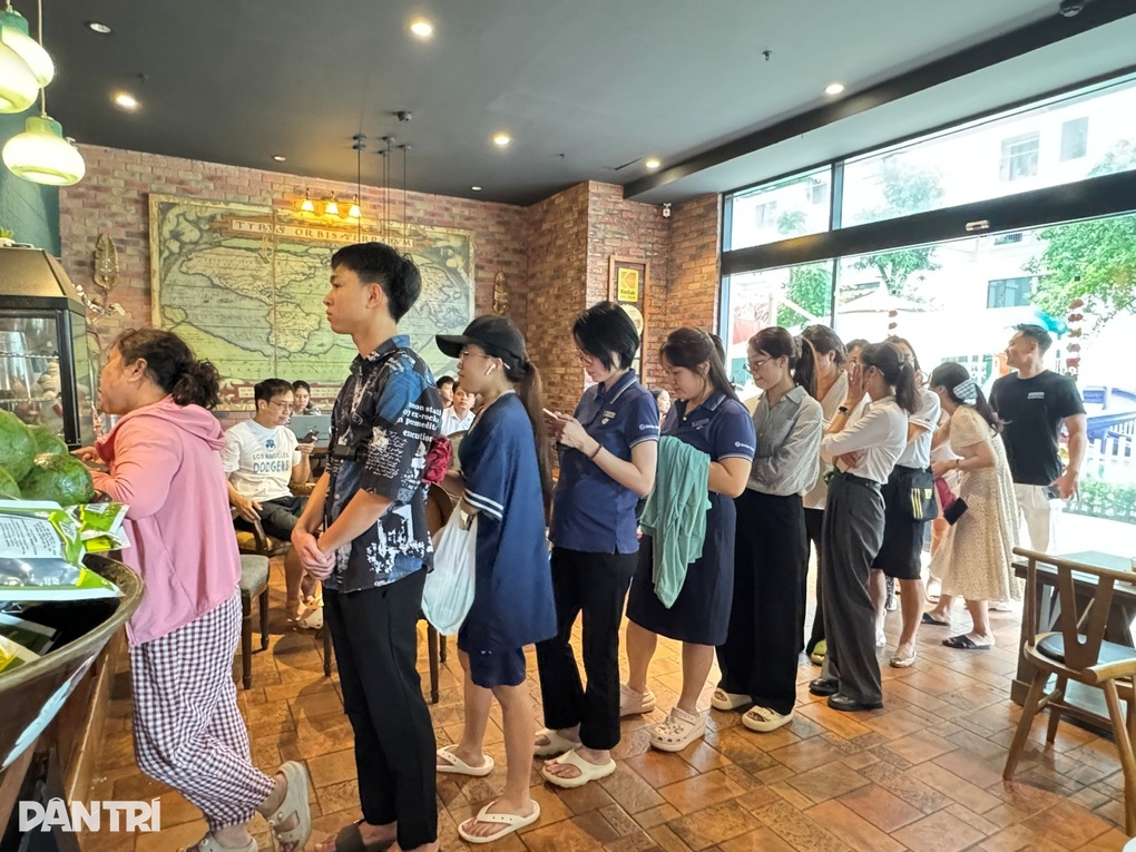 Quán cà phê xảy ra vụ tổng tài bỗng đông bất ngờ, khách xếp hàng dài - 1 Quán cà phê xảy ra vụ tổng tài bỗng đông bất ngờ, khách xếp hàng dài - 1
