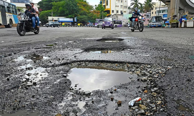 Một loạt ổ gà trên một con đường ở Ấn Độ. Ảnh: Deccan Herald