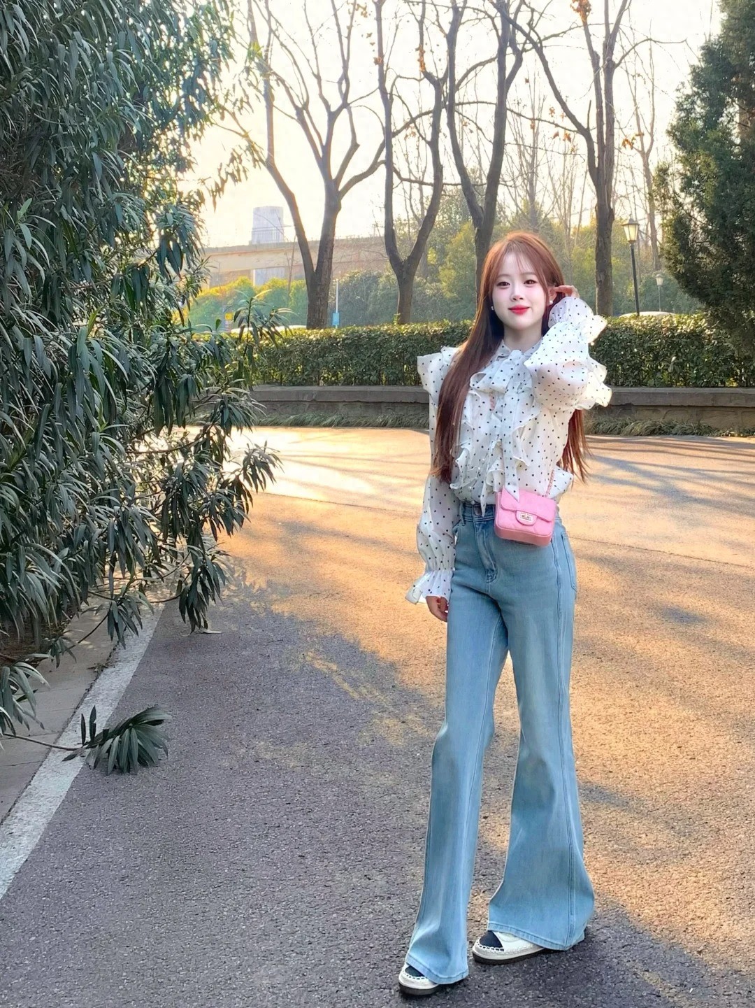 "Quần jeans ống loe nhẹ" bùng nổ mùa hè này! Giải mã 3 công thức phối đồ, vừa che khuyết điểm chân vừa giúp dáng thon gọn - Ảnh 1. "Quần jeans ống loe nhẹ" bùng nổ mùa hè này! Giải mã 3 công thức phối đồ, vừa che khuyết điểm chân vừa giúp dáng thon gọn - Ảnh 1.