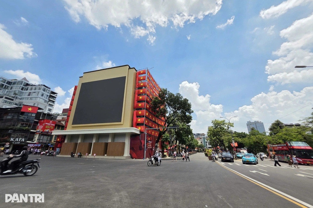 Quảng trường Đông Kinh Nghĩa Thục trước và sau khi phá bỏ tòa Hàm cá mập - 1 Quảng trường Đông Kinh Nghĩa Thục trước và sau khi phá bỏ tòa Hàm cá mập - 1