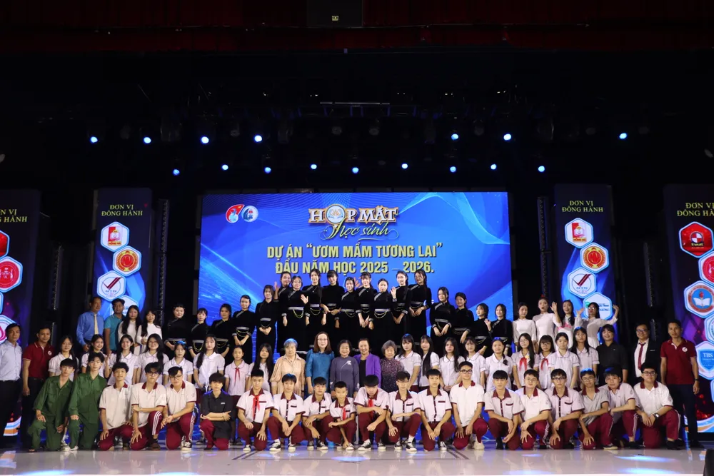 Các em học sinh thuộc dự án "Ươm mầm tương lai" tham gia buổi gặp mặt Quỹ học bổng Vừ A Dính