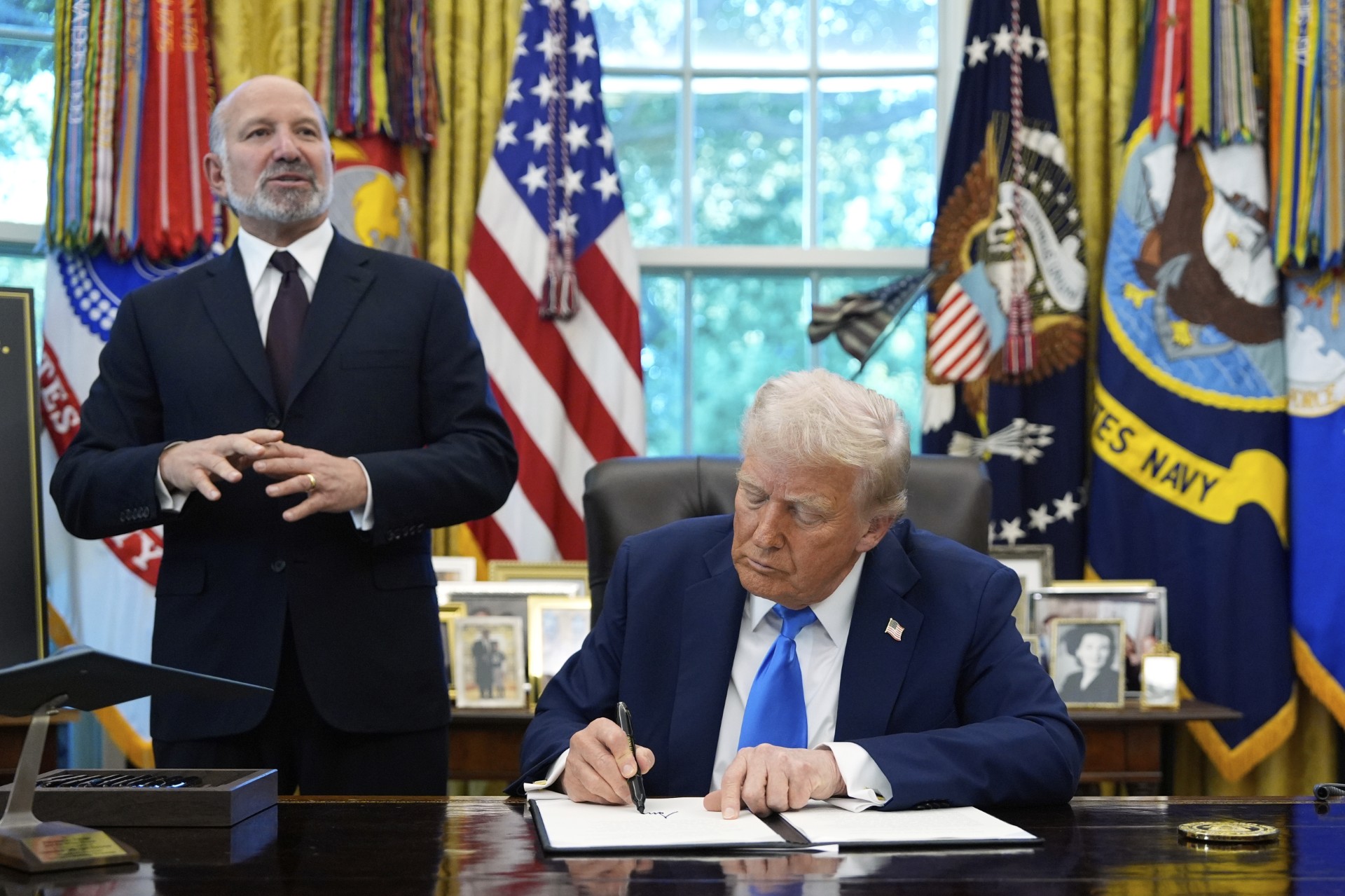 Quy định thị thực mới của Mỹ gây chia rẽ - Ảnh 1. Quy định thị thực mới của Mỹ gây chia rẽ - Ảnh 1.