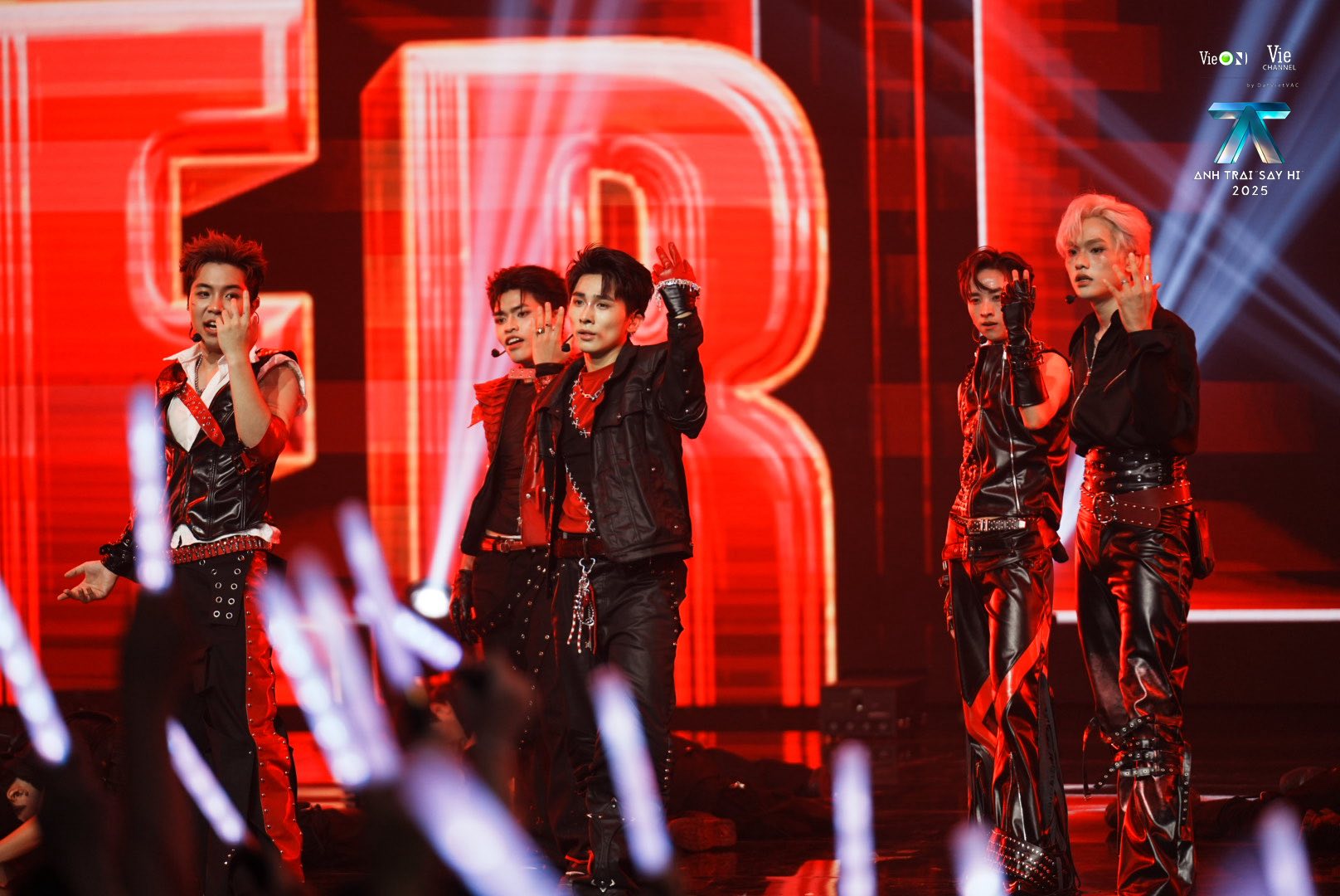 Live Stage 1 Anh Trai Say Hi mùa 2: Chạm tay là có hit, nhưng dàn sao kém tiếng vẫn khó bật lên giữa các anh lớn- Ảnh 2. Live Stage 1 Anh Trai Say Hi mùa 2: Chạm tay là có hit, nhưng dàn sao kém tiếng vẫn khó bật lên giữa các anh lớn- Ảnh 2.