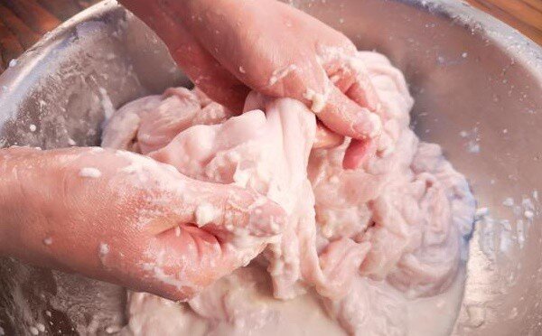 Rửa lòng già dùng giấm là chưa chuẩn, đầu bếp dạy mẹo khử mùi hôi cực đơn giản, ai cũng làm được - 1