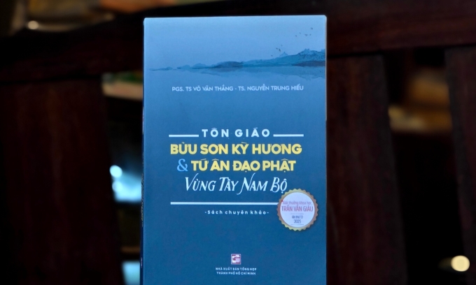 Sách dày 728 trang, do Nhà xuất bản Tổng hợp TP HCM ấn hành. Ảnh: Quỳnh My