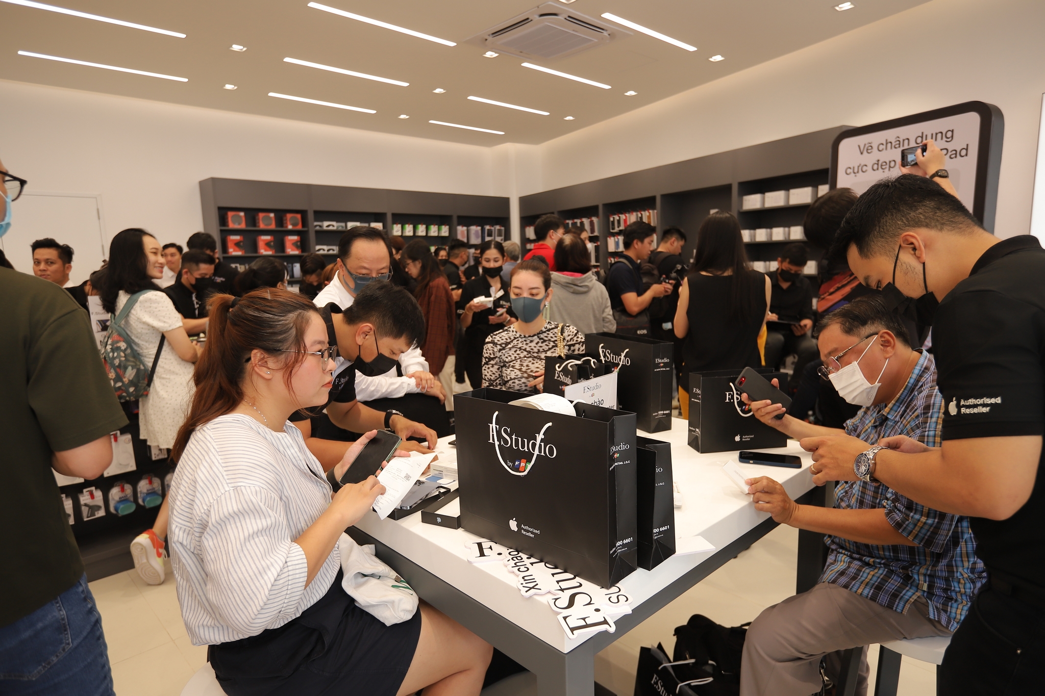 Sáng mai Apple ra mắt iPhone 17, Việt Nam có được bán sớm? 1 Sáng mai Apple ra mắt iPhone 17, Việt Nam có được bán sớm? - Ảnh 1.