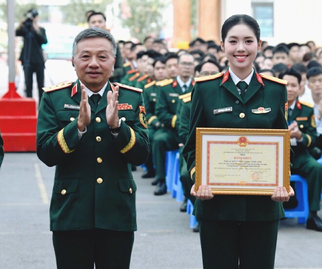 Sao Việt 24h: Á hậu Châu Anh được thăng quân hàm lên Trung úy trước niên hạn, 22 tuổi nhận bằng khen từ Tổng cục Chính trị 1 Á hậu Châu Anh được nhận bằng khen và thăng quân hàm ở tuổi 22.