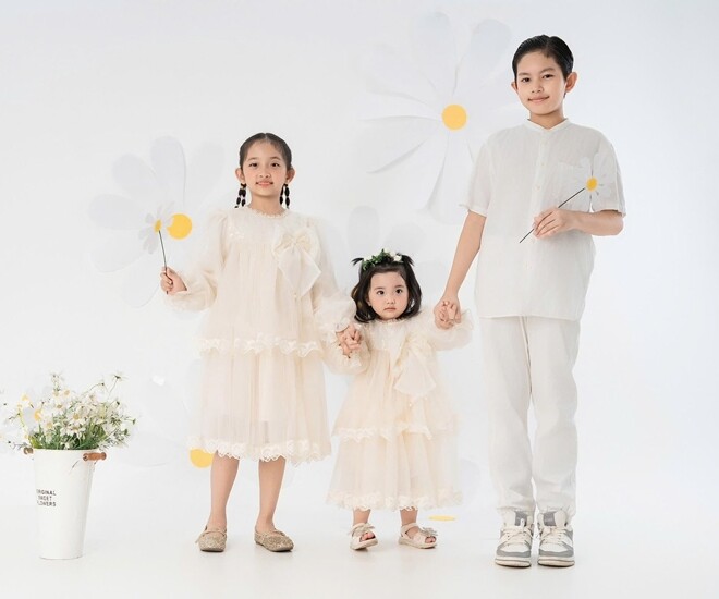 Sao Việt 24h: Khánh Thi - Phan Hiển khoe 3 "cục kim cương" pha trộn nét đẹp của bố lẫn mẹ, công chúa út "đẹp nhất nhà" 1 3 nhóc tì nhà Khánh Thi - Phan Hiển thu hút được sự quan tâm lớn của khán giả.