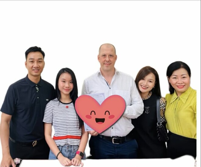 Ca sĩ Thu Phượng khoe ảnh chồng cũ chung khung hình với chồng mới khiến nhiều người bất ngờ.