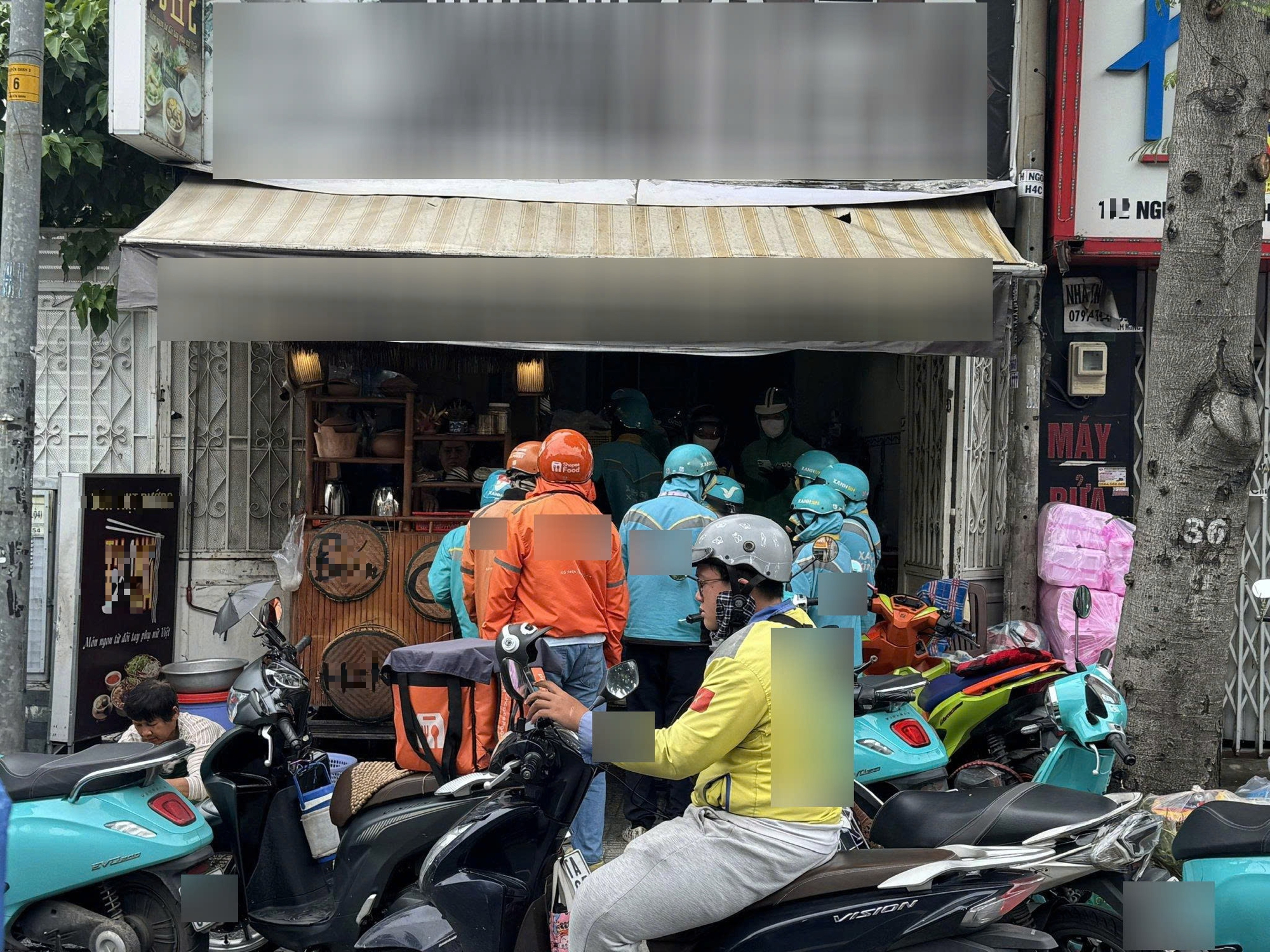 Shipper vào quán chờ đơn, sao phải cấm? 1 Shipper vào quán chờ đơn, sao phải cấm? - Ảnh 1.