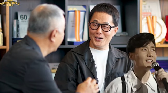 Showbiz có 1 nam ca sĩ từng nhận cả thùng rác đầy vàng vào sinh nhật, lí do là vì… quá béo?- Ảnh 1. Showbiz có 1 nam ca sĩ từng nhận cả thùng rác đầy vàng vào sinh nhật, lí do là vì… quá béo?- Ảnh 1.