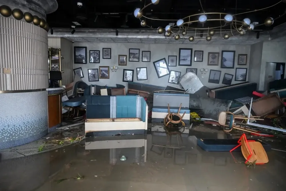 Một nhà hàng ven biển ở Tseung Kwan O (Hong Kong) bị ngập và hư hại sau khi siêu bão Ragasa quét qua khu vực ngày 24-9. Ảnh: AFP Siêu bão Ragasa