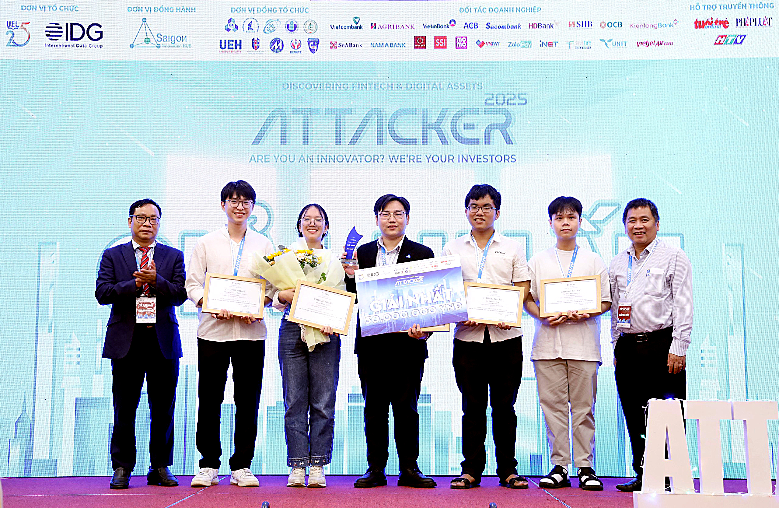 Sinh viên tạo chatbot trợ lý pháp luật trong lĩnh vực ngân hàng 1 Sinh viên tạo chatbot trợ lý pháp luật trong lĩnh vực ngân hàng - Ảnh 1.