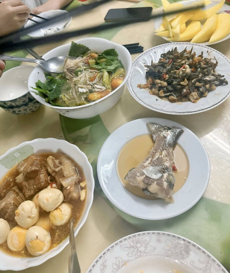 Soi bữa cơm đạm bạc của vợ đạo diễn nghìn tỷ, thấy ngay 3 thực phẩm "vàng" ít calo, giúp giảm cân đều đều 1 Mỗi lần về quê, Minh Hà đều cùng gia đình ăn những bữa cơm giản dị nhưng rất ngon miệng.