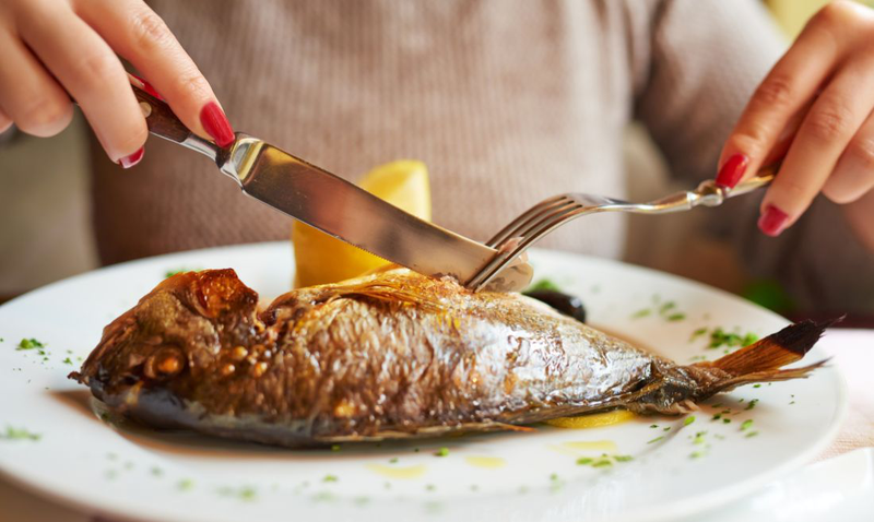 Soi bữa cơm đạm bạc của vợ đạo diễn nghìn tỷ, thấy ngay 3 thực phẩm "vàng" ít calo, giúp giảm cân đều đều 6 Ngoài công dụng kiểm soát cân nặng, việc bổ sung cá vào chế độ ăn còn giúp cải thiện sức khỏe tổng thể, giảm nguy cơ mắc các bệnh tim mạch, tiểu đường và huyết áp cao.