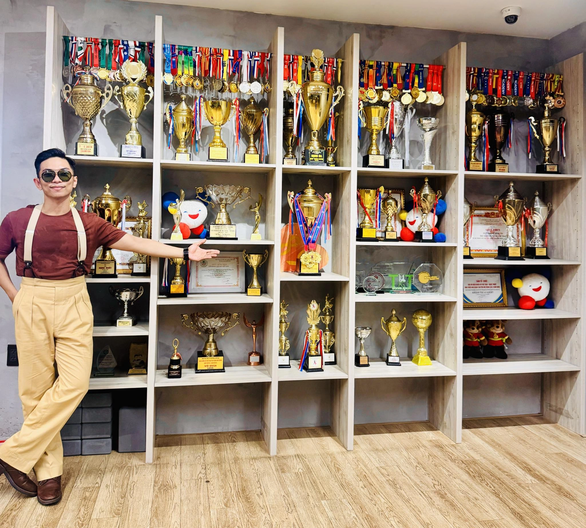 Sự thật đằng sau video Phan Hiển cùng dàn cúp vô địch, bảo sao bị Khánh Thi trêu "cái gì cũng có mỗi tội lùn" 5 Khối tài sản với loạt cúp, huy chương đáng ngưỡng mộ của Phan Hiển.