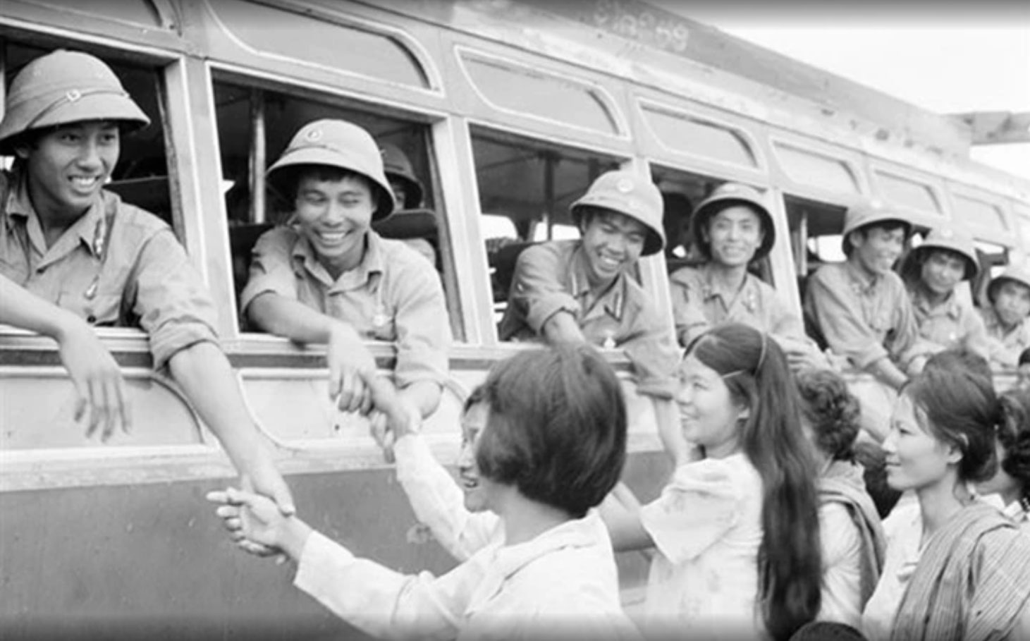 Nhân dân thủ đô Phnôm Pênh tiễn các chiến sĩ quân tình nguyện Việt Nam hoàn thành nghĩa vụ quốc tế về nước Ảnh: TTXVN Nhân dân thủ đô Phnôm Pênh tiễn các chiến sĩ quân tình nguyện Việt Nam hoàn thành nghĩa vụ quốc tế về nước Ảnh: TTXVN