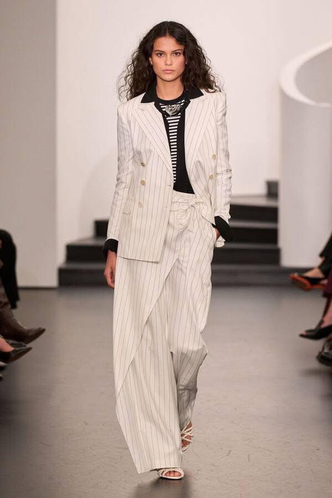 Suit, váy ngắn, đầm bodycon giúp nàng chiếm trọn spotlight 1 Suit, váy ngắn, đầm bodycon giúp nàng chiếm trọn spotlight - Ảnh 1.