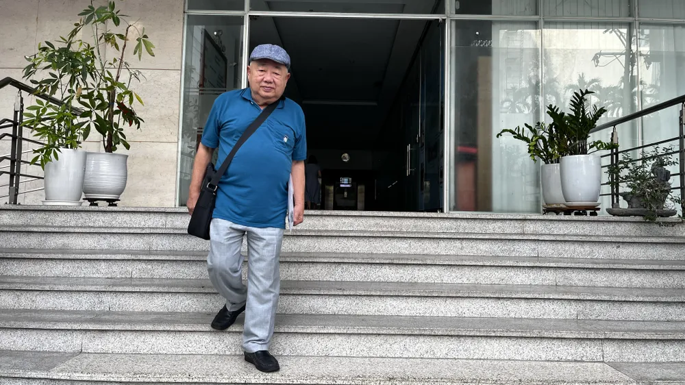 Ông Lợi đến báo Pháp Luật TP.HCM để phản ánh trường hợp của mình. Ảnh: AN BÌNH Việt kiều thắng kiện vẫn tiếp tục chờ