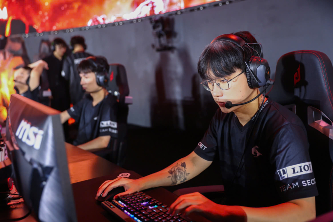 Các thành viên TSW căng thẳng đối đầu với một trong những hạt giống mạnh nhất khu vực. Ảnh: Quỳnh Trần