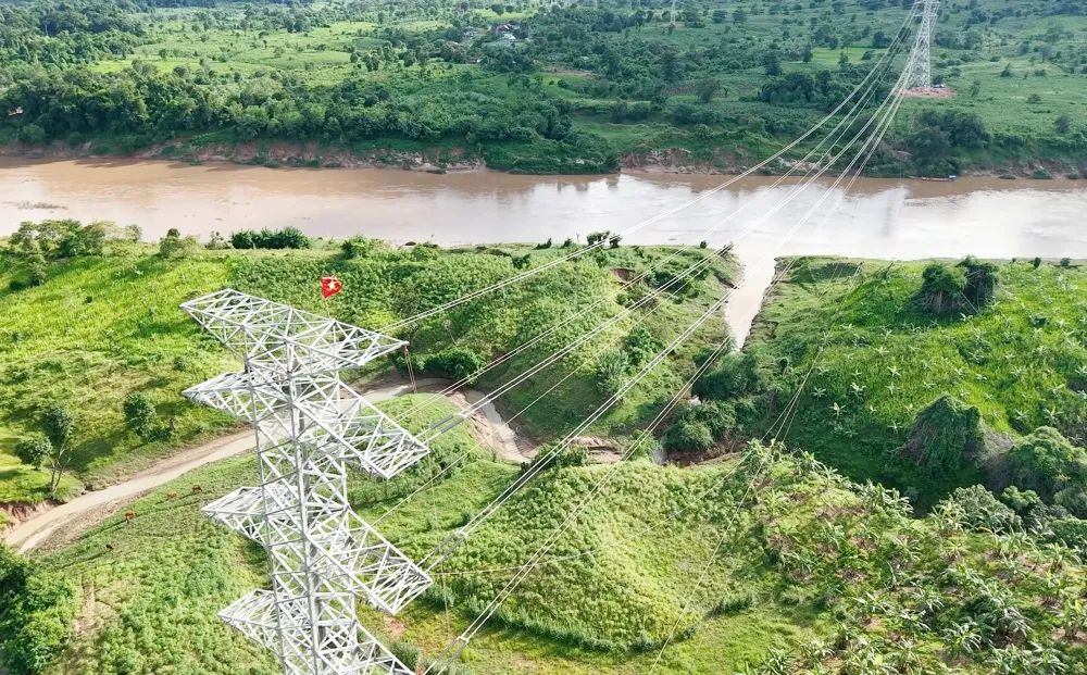 Sau hơn 6 tháng thi công thần tốc, tuyến đường dây truyền tải 220kV từ nhà máy điện gió Savan 1 trên lãnh thổ Lào đã được hoàn thành và sẵn sàng đấu nối vào hệ thống điện quốc gia Việt Nam. T&T Group thần tốc hoàn thành đường truyền tải điện từ Lào về Việt Nam.jpg