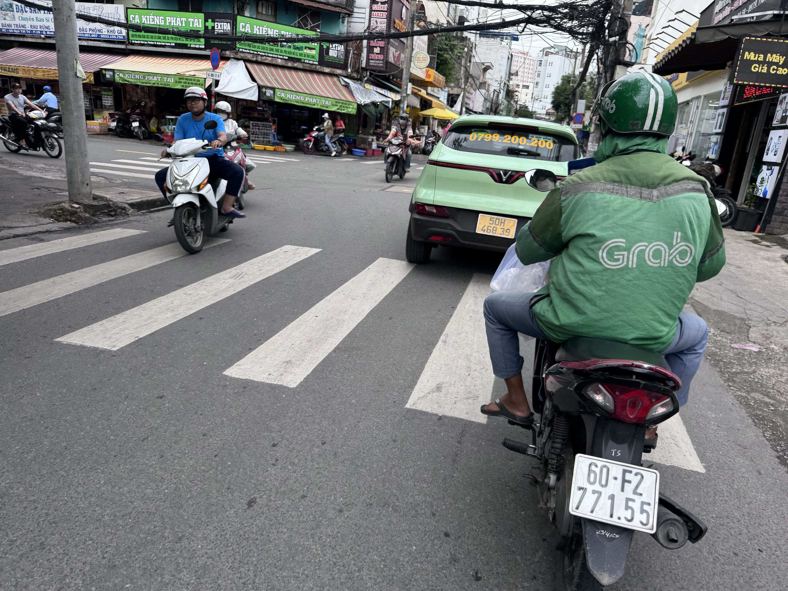 Tài xế Grab than vãn về giá cước giảm sâu ảnh hưởng đến thu nhập - Ảnh 2. Tài xế Grab than vãn về giá cước giảm sâu ảnh hưởng đến thu nhập - Ảnh 2.