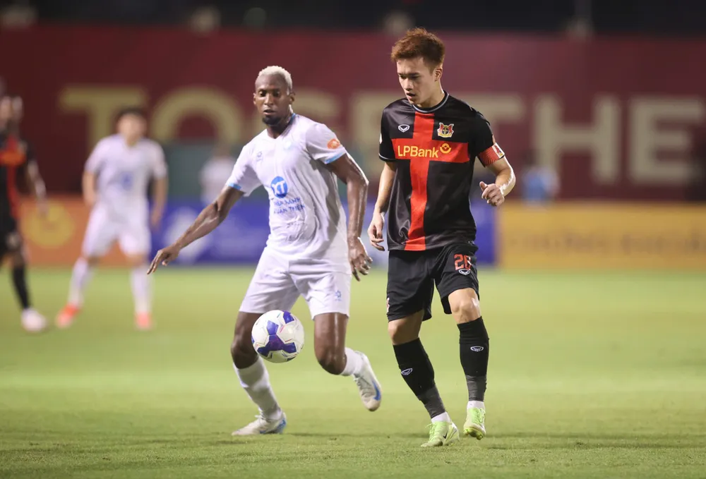 Tiền vệ Hoàng Đức khai thông bế tắc cho chủ nhà Ninh Bình FC sau một cú sút xa đẹp mắt. Ảnh: CCT. nhà đương kim vô địch V-League